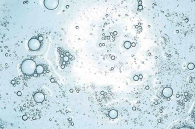 Blasen von Thermalwasser mit Hyaluron zur Hautpflege