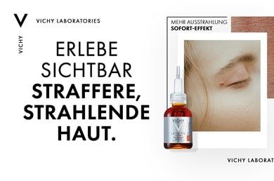 Der Schriftzug „Erlebe sichtbar straffere, strahlende Haut“ neben Vichy LIFTACTIV Vitamin C Serum und einer gepflegten Frau