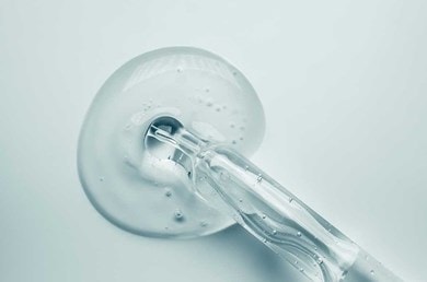 Glas-Pipette in einem Tropfen Serum
